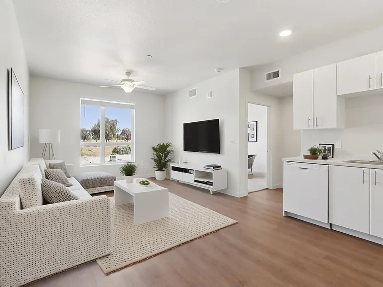 Mainline North Apartments - Santa Clara, CA — Photo 17