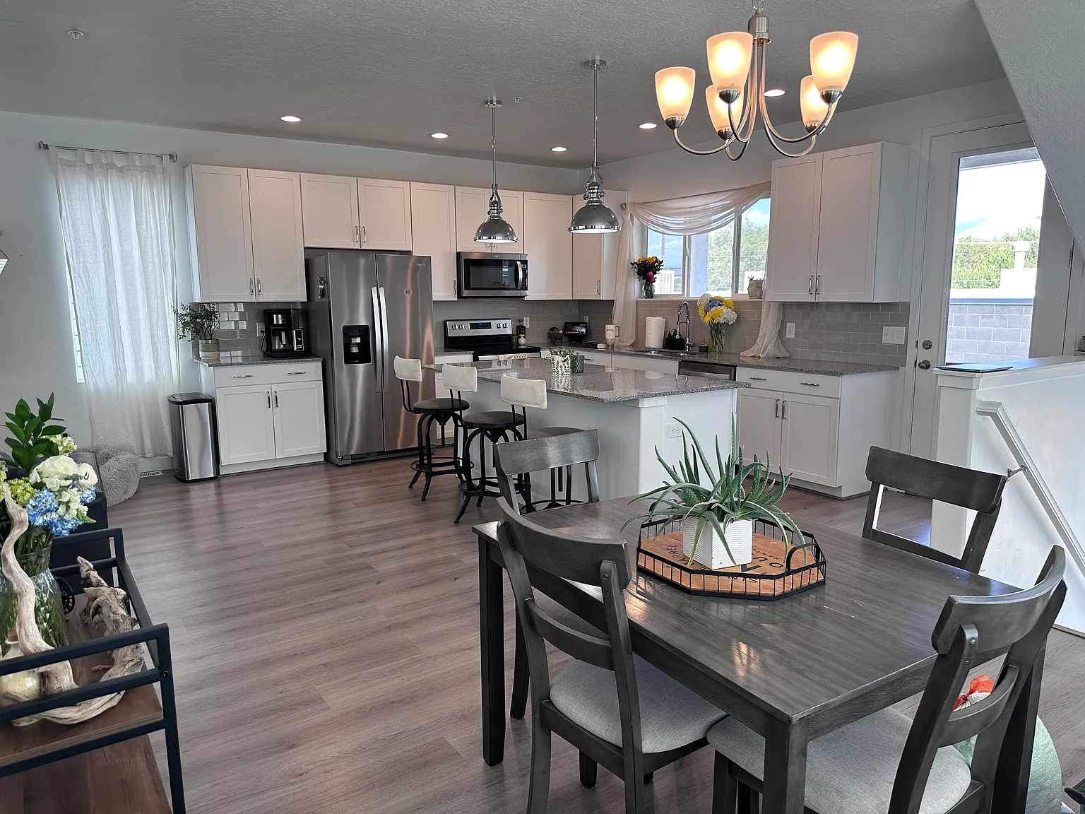 3 bed, 2.5 bath, 1991 sqft, $2,495 — Photo 3