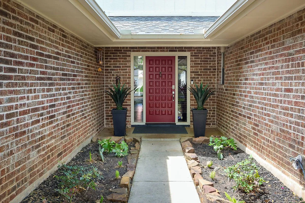 Building Photo - 15623 Big Trail Dr