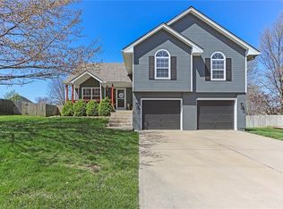 836 NE Aaron Dr, Lees Summit, MO 64086
