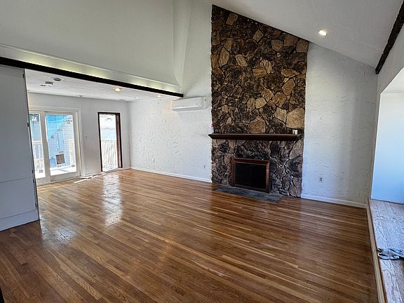 4th image of 64 Lynwood Dr