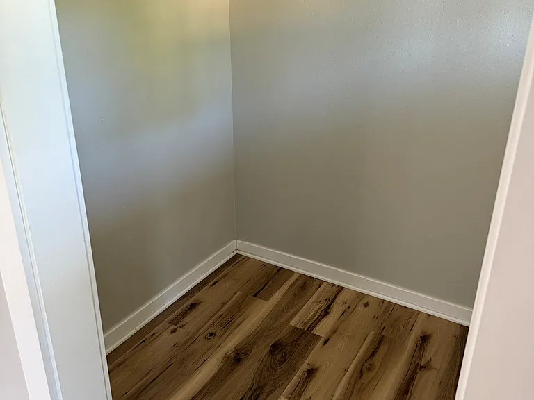 812 Broadway St — Photo 4