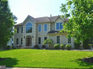 10 Hilltop Dr, Mount Laurel, NJ 08054