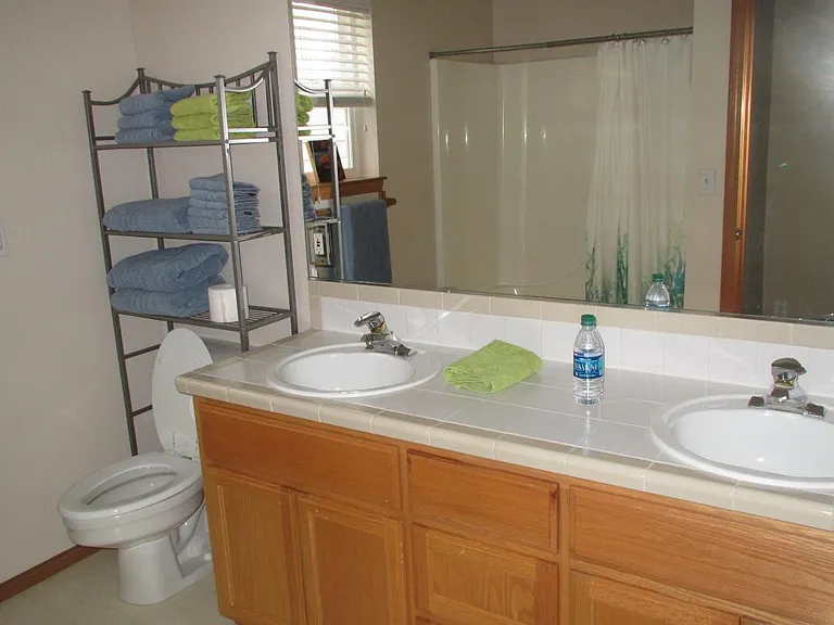 Second bathroom, 2 sinks