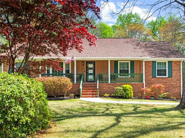 2035 Duckworth Ct, Winston Salem, NC 27106