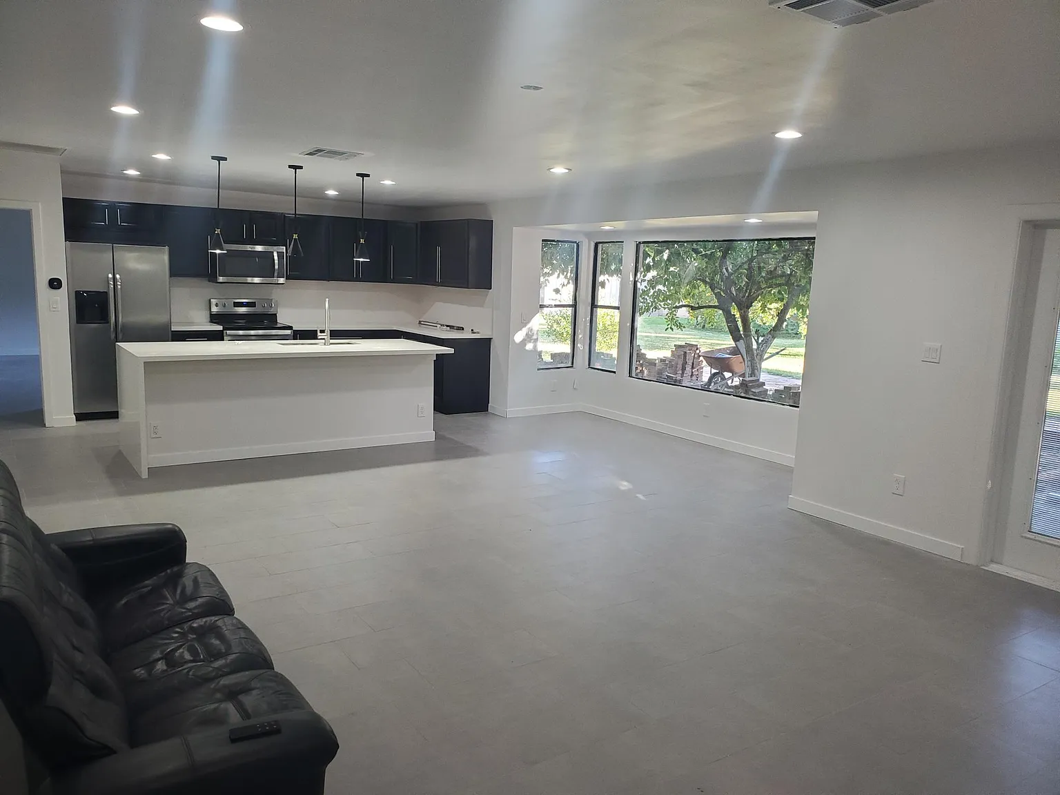 4 bed, 2400 sqft, $3,450 — Photo 3