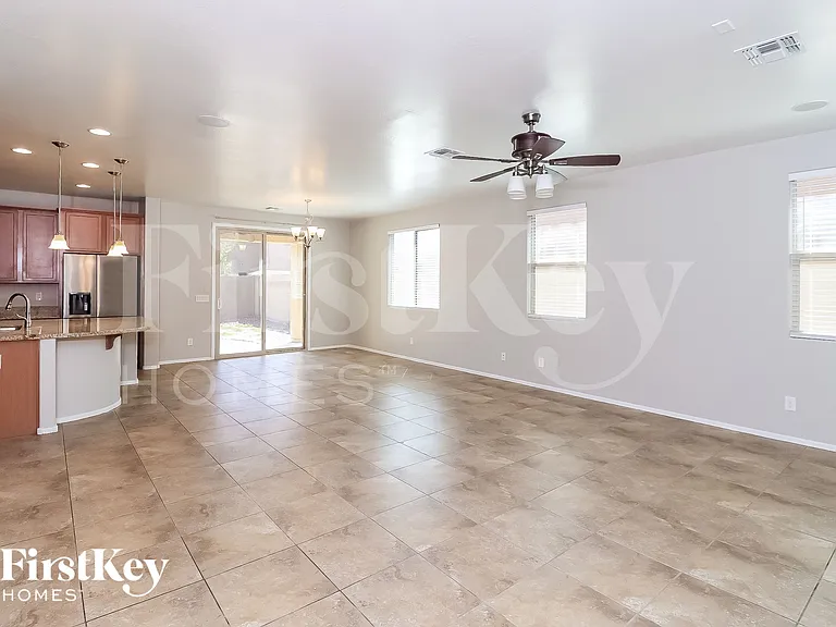 5027 W Saint Catherine Ave — Photo 3