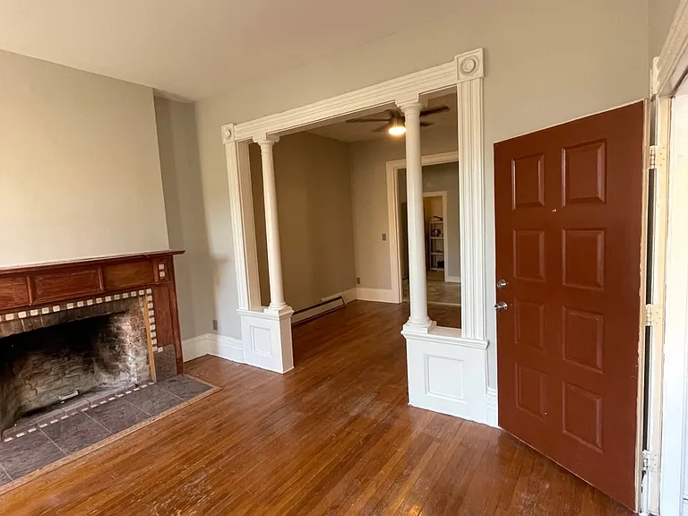 Living Room
Decorative, NON-Working Fireplace