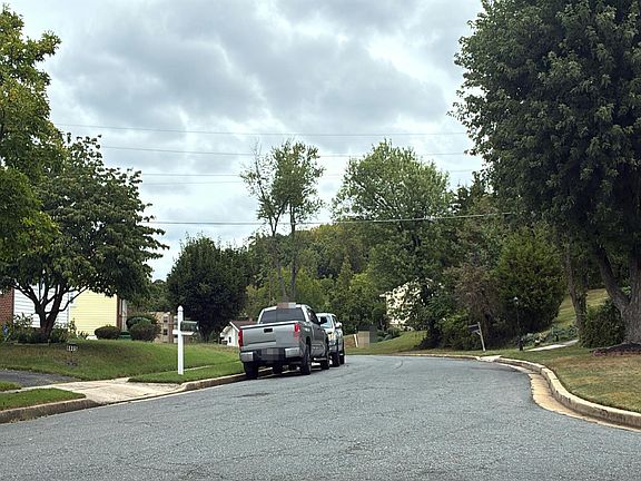 4th image of 2202 Maple Hill Ct