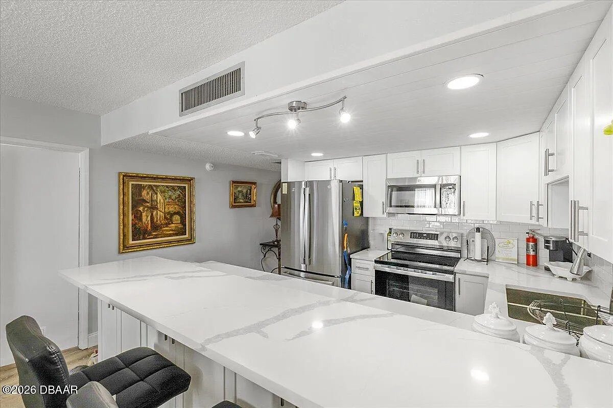 3 bed, 3.0 bath, 1458 sqft, $3,700 — Photo 4