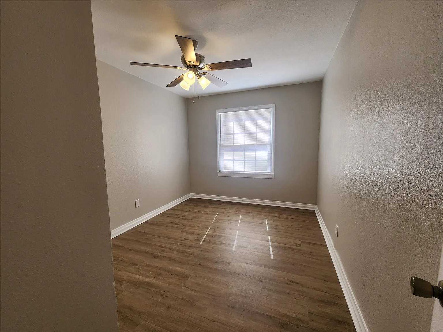 3 bed, 1.0 bath, 1024 sqft, $1,125 — Photo 2