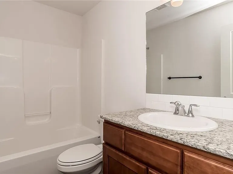 105 Lion Dr N — Photo 8