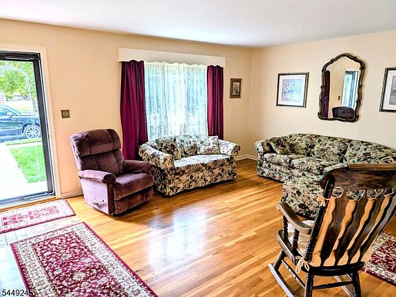 4th image of 70 Bromley Pl