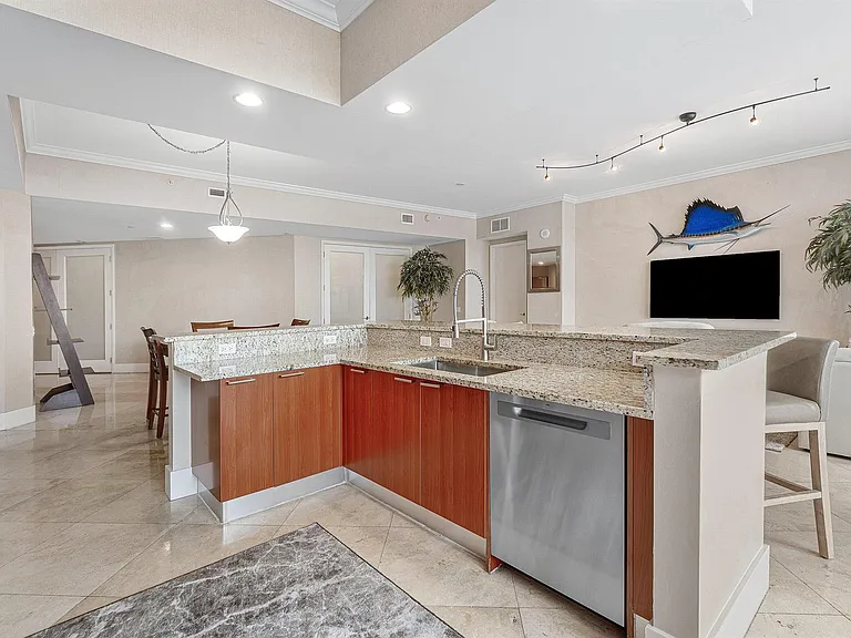 2640 Lake Shore Dr #107 — Photo 9