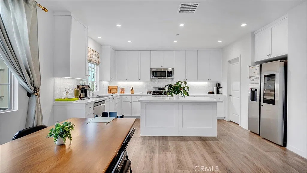 3 bed, 2.5 bath, 1706 sqft, $4,500 — Photo 3