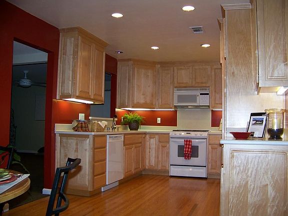 Kitchen & Family Room 