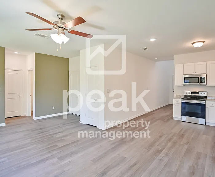 302 Byron St — Photo 8
