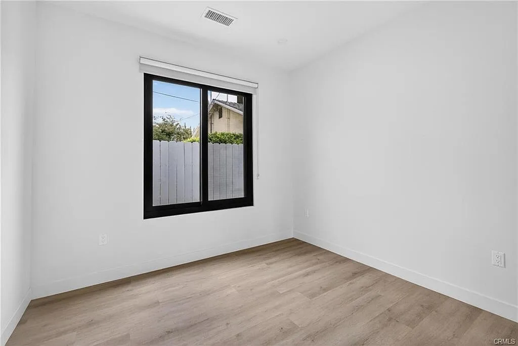 2 bed, 800 sqft, $3,300 — Photo 2