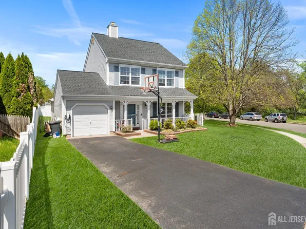 48 Stanford Dr, Kendall Park, NJ 08824