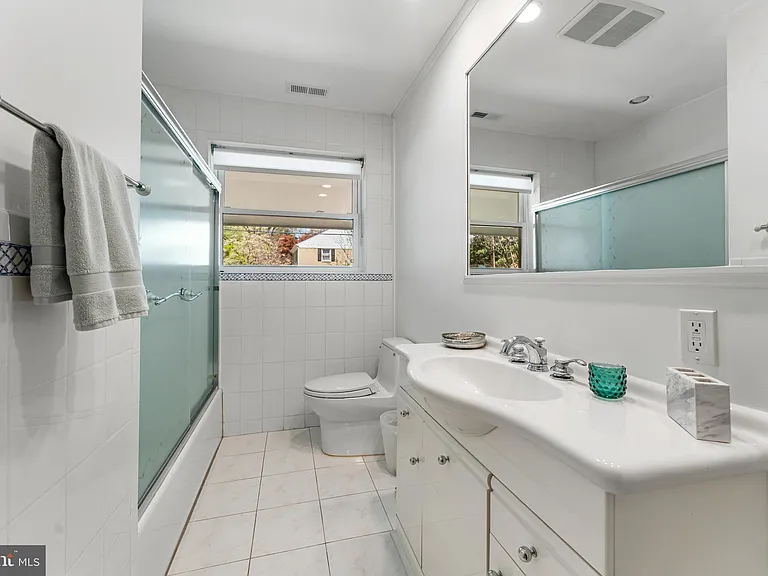 2820 Ellicott St NW — Photo 28