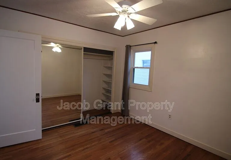 164 E 13th St — Photo 9