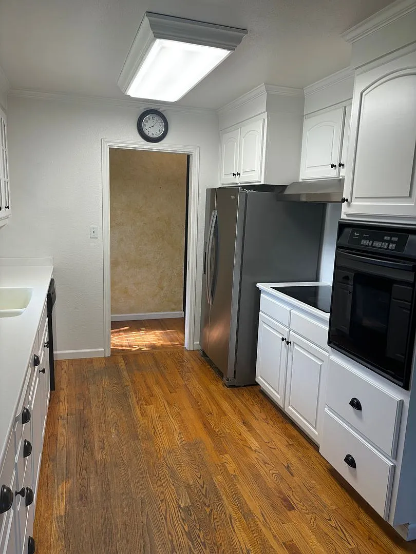 3 B/R 2 Ba Charming House Available Now!! — Photo 3