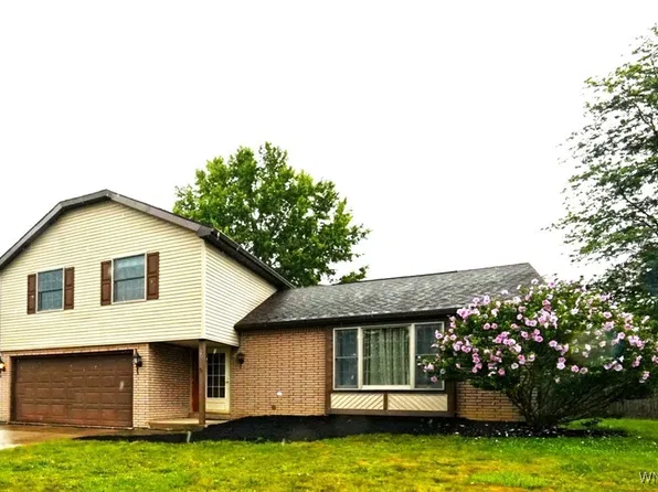 53 Old Farm Cir, West Seneca, NY 14218