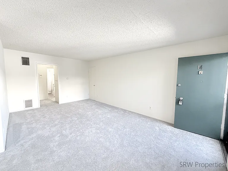 5000 Woodman Ave #14 — Photo 3