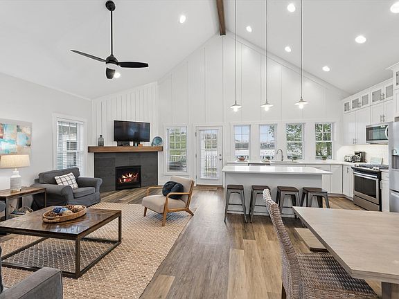4th image of 328 Beachwalk Ln