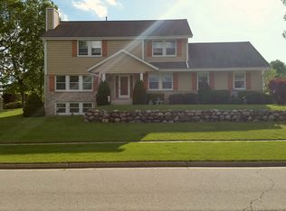 649 Two Rivers Dr, Mukwonago, WI 53149