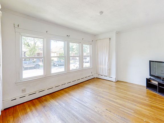 3rd image of 5908 W Warwick Ave