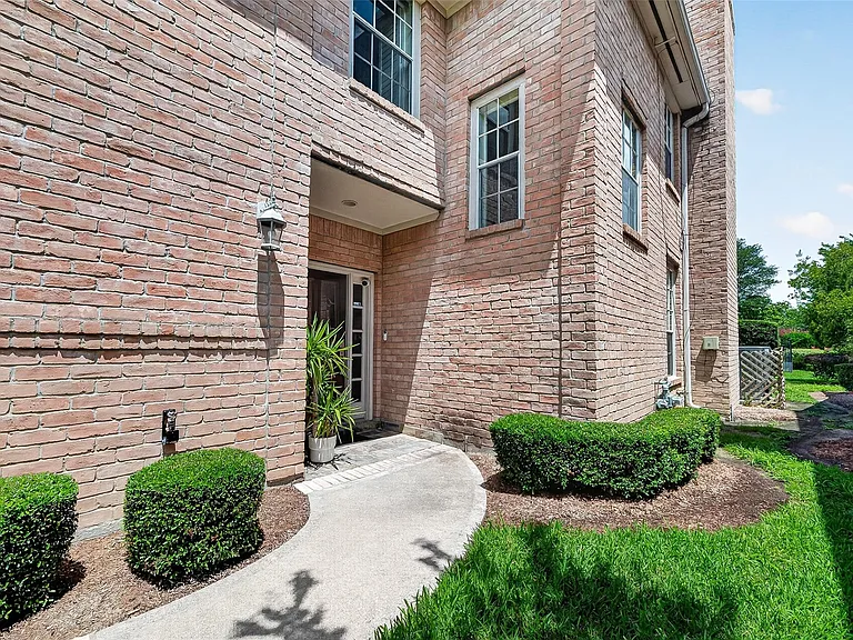 1015 Enclave Sq S — Photo 4