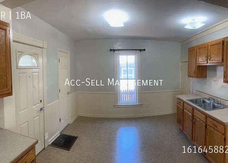 545 Fremont Ave NW — Photo 4
