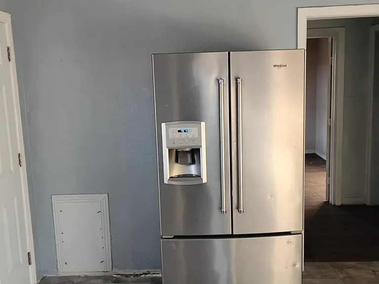 4805 Collins Ave — Photo 3