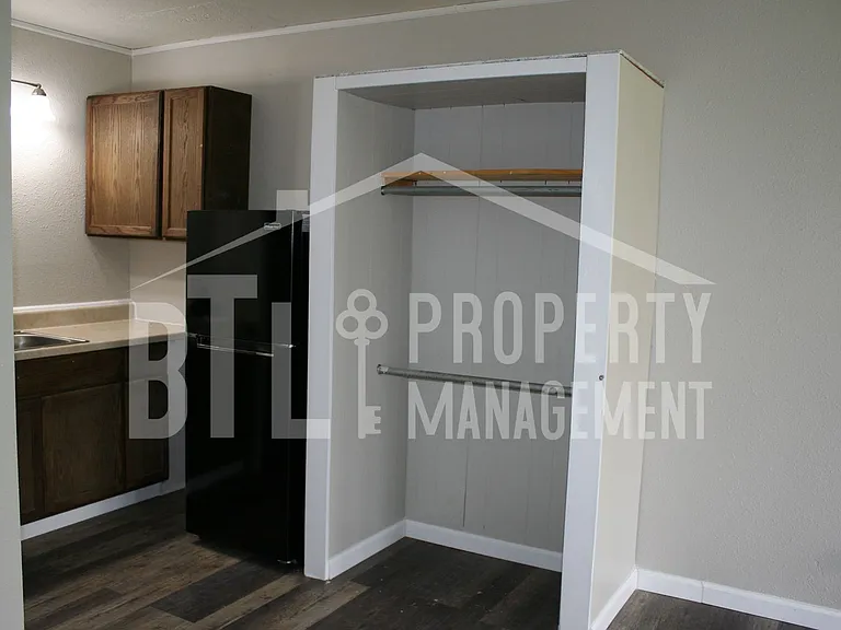 208 S Old County Rd — Photo 1