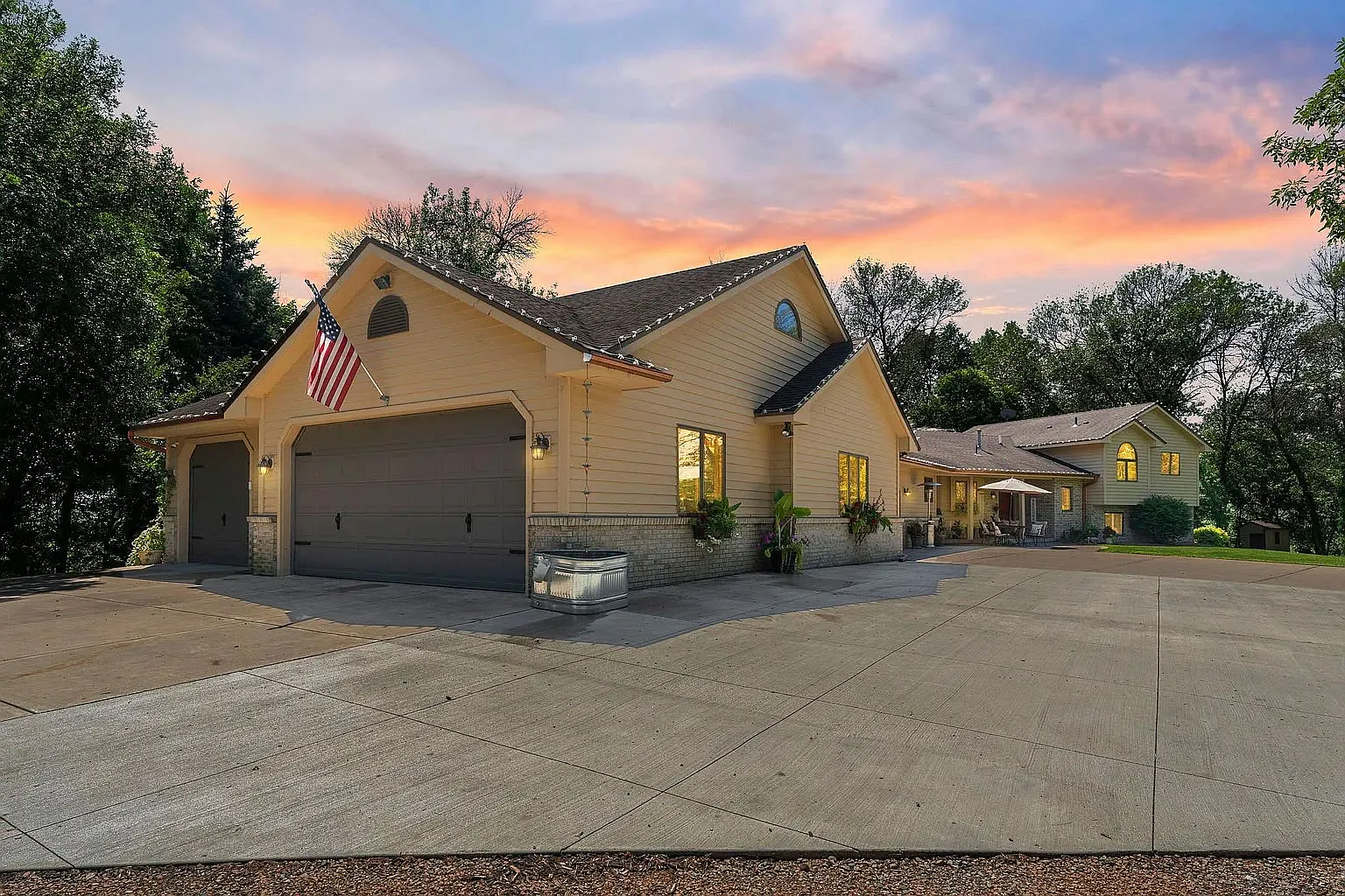 4 bed, 5010 sqft, $3,400 — Photo 2