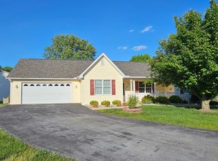 81 Hummingbird Ln, Falling Waters, WV 25419