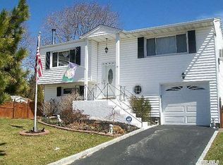 19 Crawford Ct, Huntington Station, NY 11746