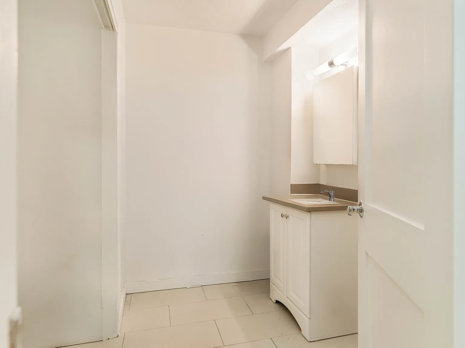 Studio, 300 sqft, $2,300 — Photo 4