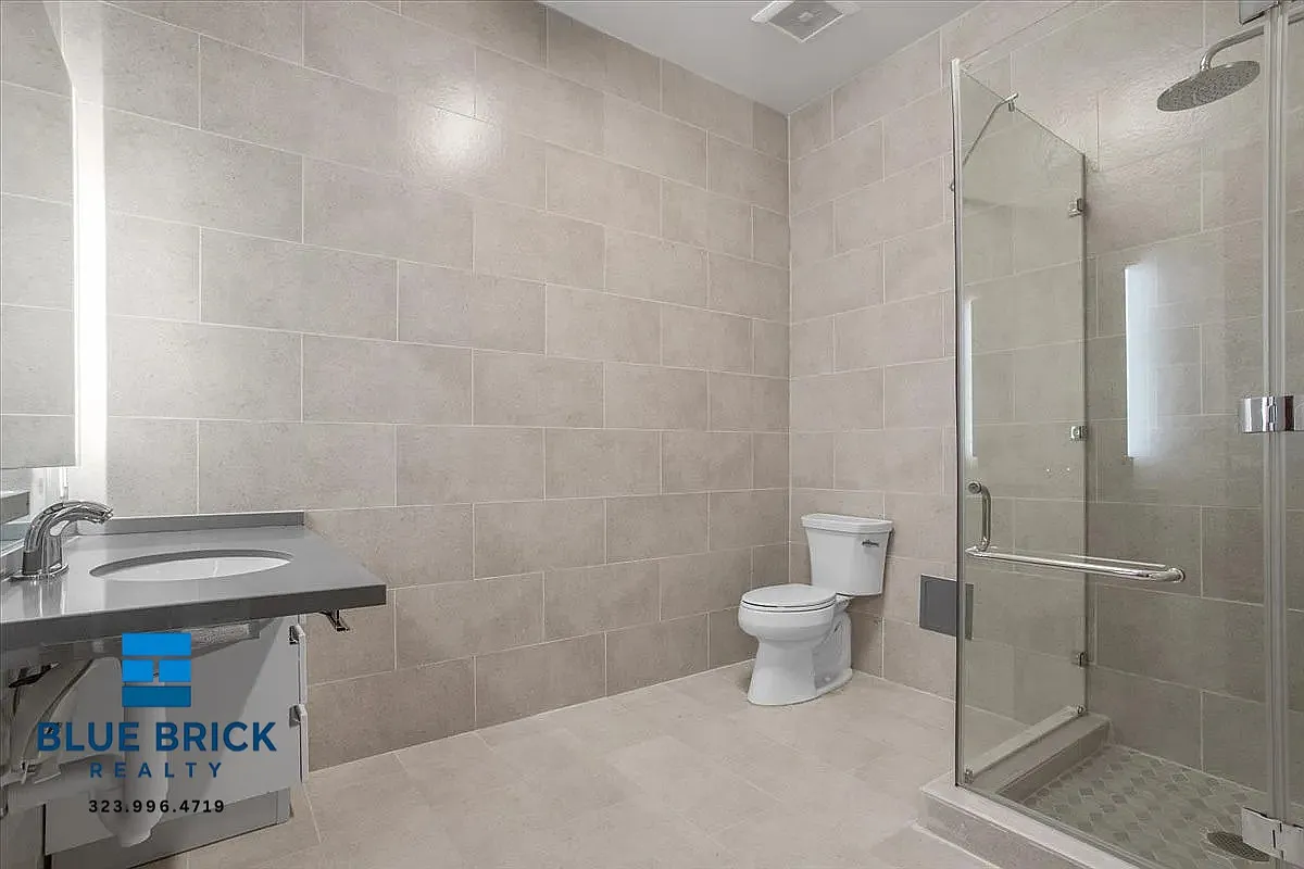 Minutes from Downtown LA & USC Stylish Unit with High Ceilings & Natural Light — Photo 3
