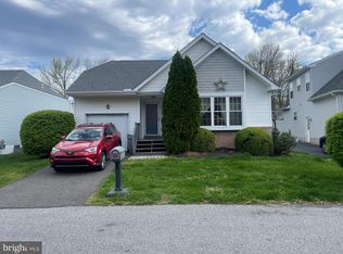 5 Colonial Ct, Upper Chichester, PA 19061