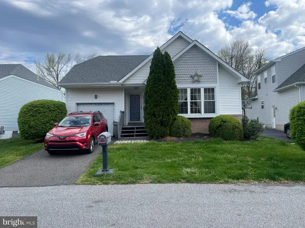 5 Colonial Ct, Upper Chichester, PA 19061
