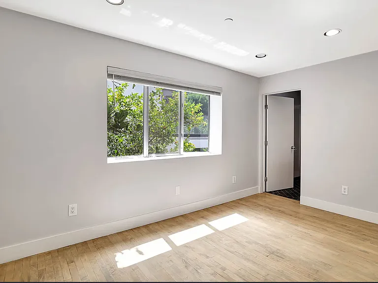 Guest bedroom #2 with lemon tree right outside