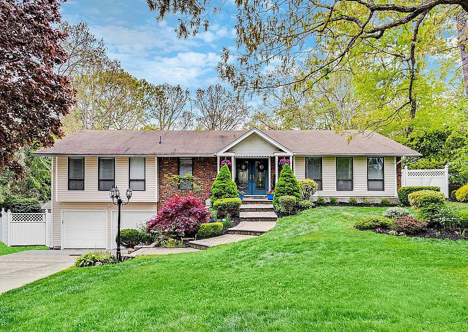 1st image of 32 Woodland Ln