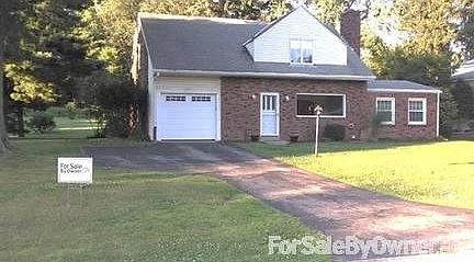 117 Richmond circle front
						:
						Love your easy day to day with first flr garage & off st prking up to 5 cars