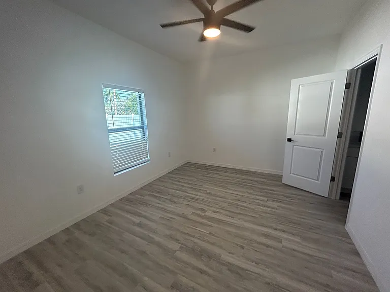 316-318 SE 16 Place — Photo 14