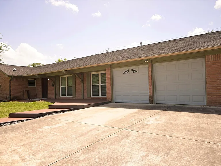 9810 Cliffwood Dr — Photo 2