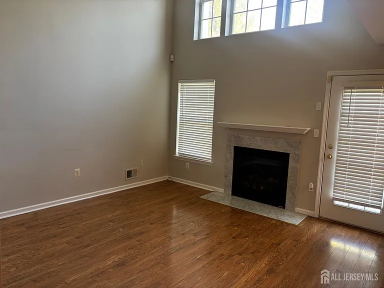 131 Murray Dr — Photo 12