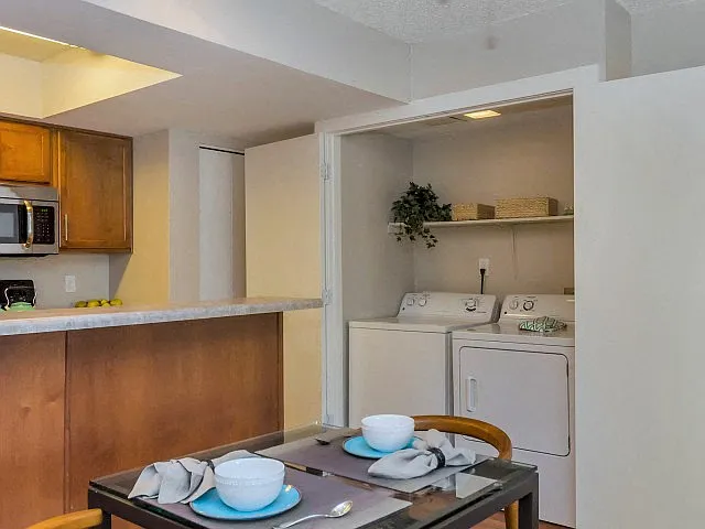 Olive East — Photo 3