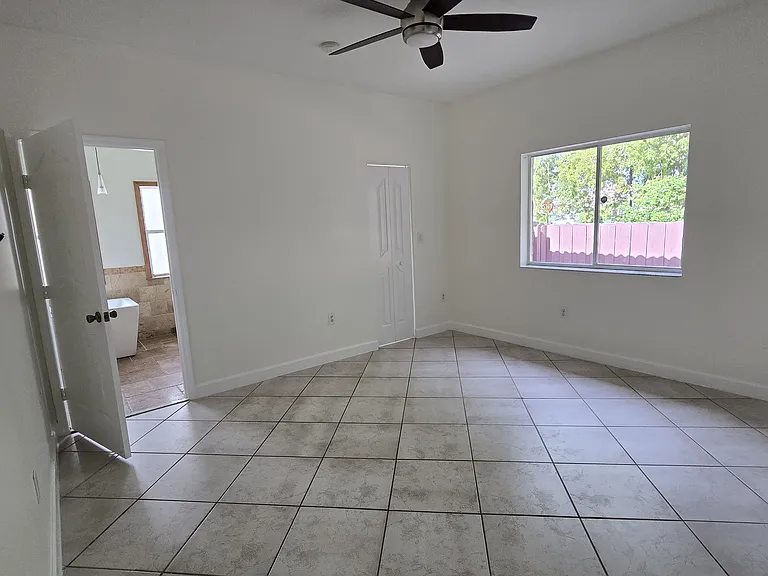 15826 SW 138th Ter — Photo 21